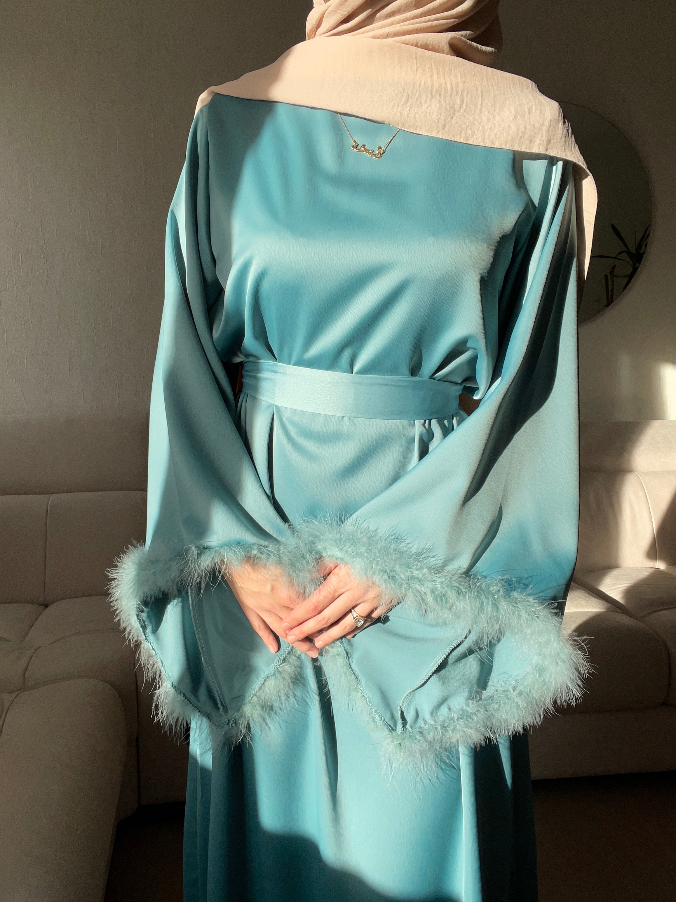 Robe en satin plumes